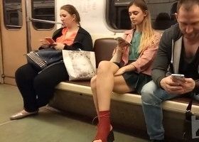 Подсмотрено под юбкой у молодой девушки