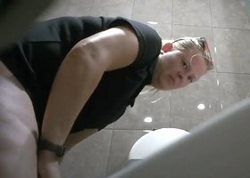 Подсматривают за какающей бабой в сортире