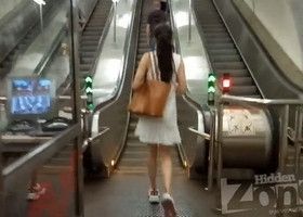 Под белым платьем у брюнетки