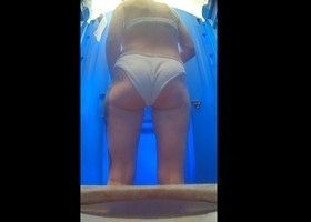 Подсматривают в биотуалете за молодой писающей девушкой