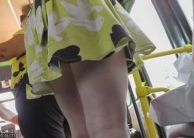 Подсмотрел под платье понравившейся девушке