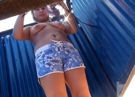 Парень заснял интимные места девушки в пляжной кабинке