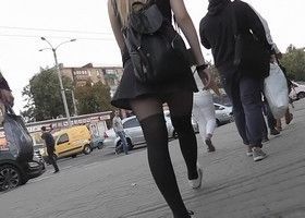 Парень сумел заснять что у девушки под юбкой