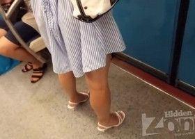 Подсматривает под платье с разных сторон