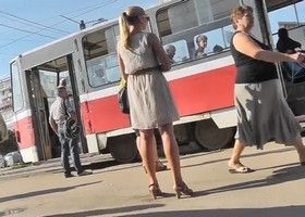 Парень тайком заснял под платьем у блондинки