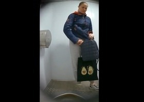 Женщина писает и показывает в туалете свою щелку