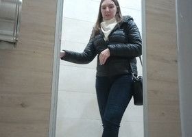 Молодая бабенка писает в туалете согнувшись раком