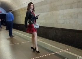 Чувак заглянул под платье и заснял трусики молодой девушки