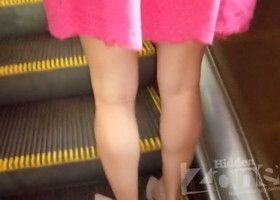 Девушка на эскалаторе светит свои трусики