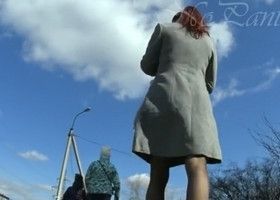 Подловил женщину без трусов и заглянул под юбку