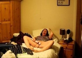 Брюнетка мастурбирует до оргазма