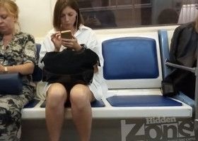Подглядывает под юбку и снимает на камеру супер трусики