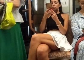 Девушка не заметила как ей подсмотрели под юбку