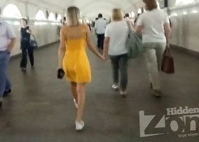 В метро подсмотрели за девушкой без трусов