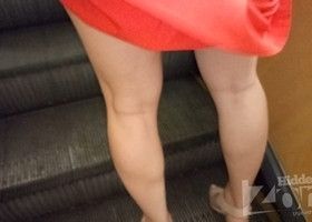 Задирает девушке юбку, чтобы увидеть ее трусики