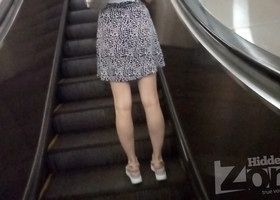 Шпионим за девушкой и подсматриваем под юбку