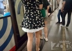 Красивая попа и трусики под платьем у блондинки