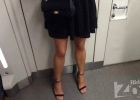 Женщина не заметила как засветила трусики