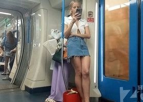 Посмотрим что у девушки под юбкой