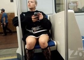 Девушка в коротенькой юбочке засветила трусики