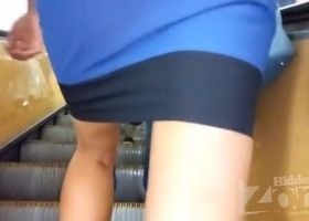 Заглянул блондинке под платье