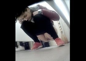 Девушки писают перед камерой в туалетной кабинке